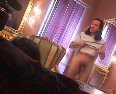 Actorul Claudiu Bleonţ şi-a arătat penisul într-o conferinţă de presă (VIDEO)
